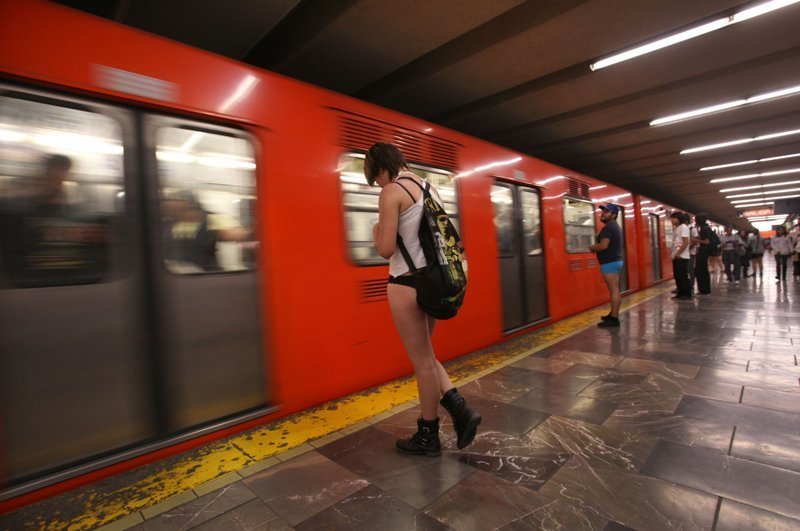 кстати, поезда метро в столице Мексики на шинном ходу, чтобы снизить шум (к слову о заботе о жителях города)