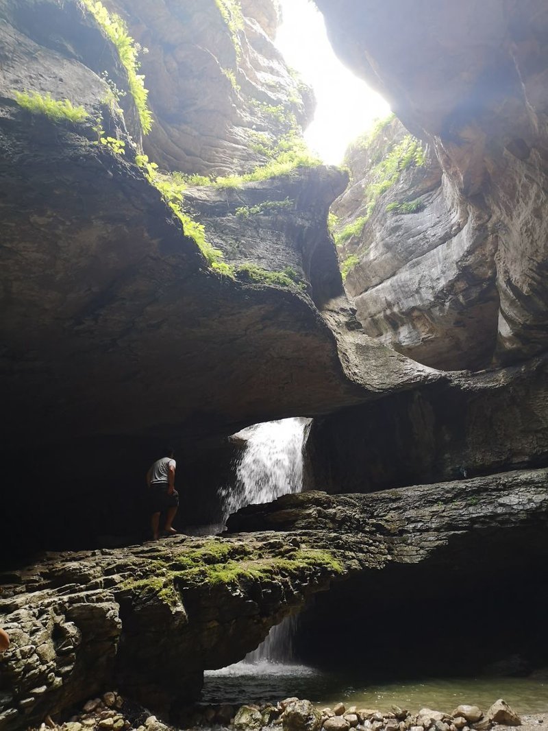 Неподалеку от деревни расположены несколько удивительно красивых пещер и водопад