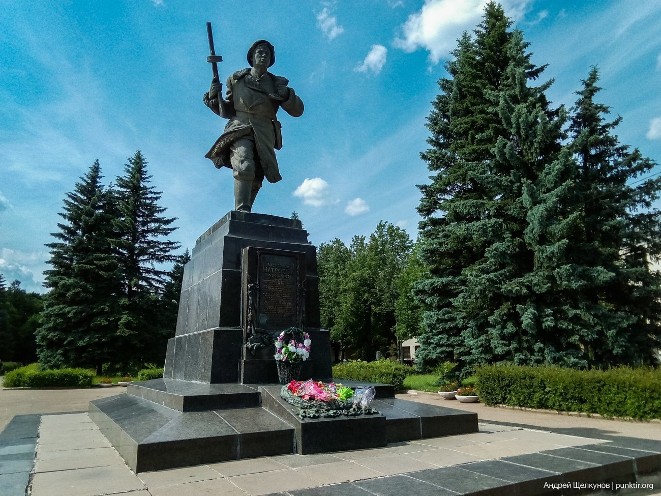 Великие памятники. Александр Матросов памятник Великие Луки. Великие Луки памятник Александру Матросову. Памятник Александра Матросова в великих Луках. Александр Матросов памятник.