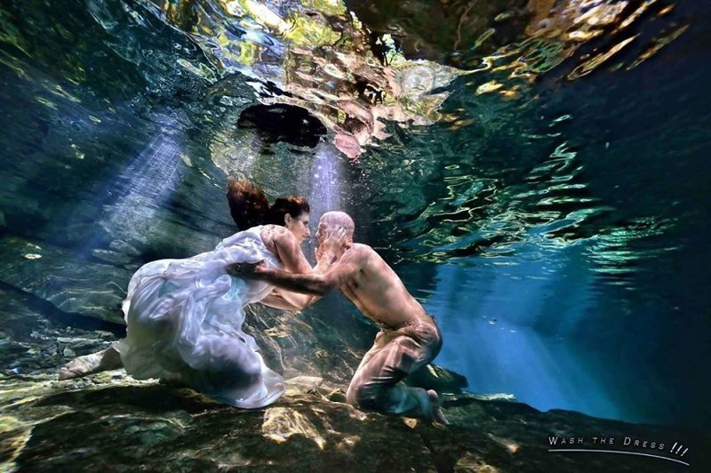 Фотограф снимает водный мир любви
