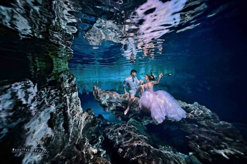 Фотограф снимает водный мир любви