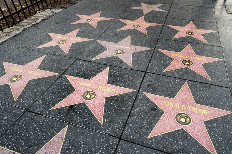 Сразу 50 звезд Трампа появились на голливудской "Аллее славы"