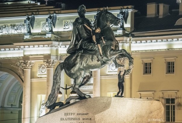 В Петербурге задержали вандалов, установивших мангал на Медном всаднике