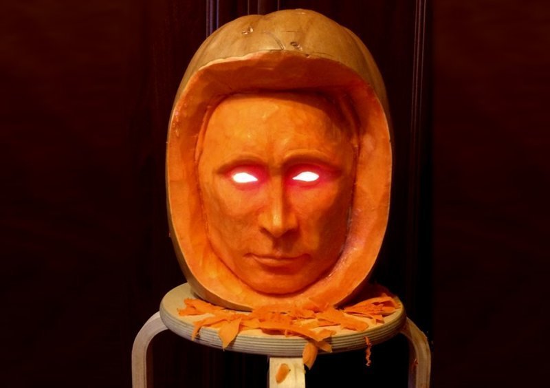 В Хеллоуин квартиры теперь украшают Путиным