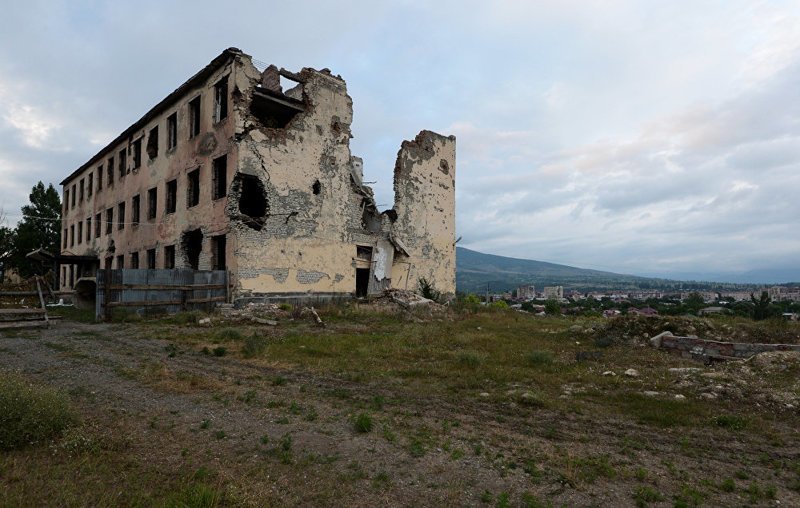 Казармы миротворцев, разрушенные грузинской артиллерией. Казармы миротворцев, разрушенные грузинской артиллерией