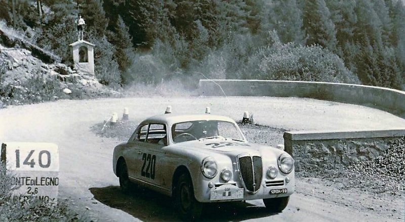 Раллийная карьера Lancia Aurelia началась в 1952-м. Тогда же, как утверждают некоторые источники, на машине появился слоник. Но это не точно.