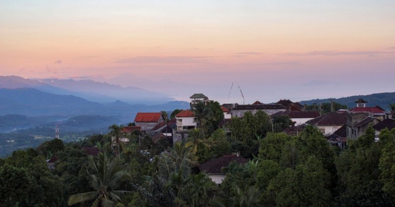 Рассвет в горах над северным Бали