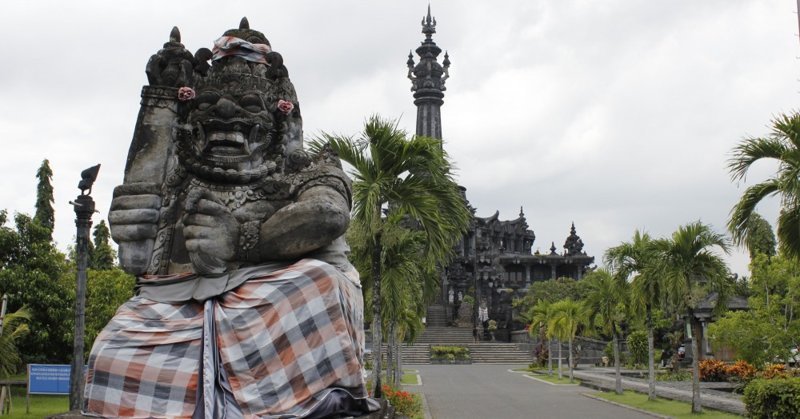 Балийский демон в саронге