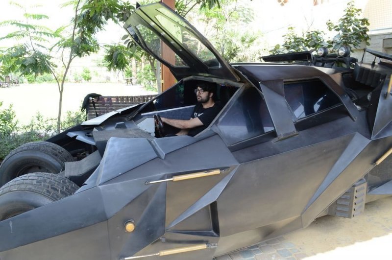 Парень из Пакистана сделал реплику машины Бэтмена из старых частей