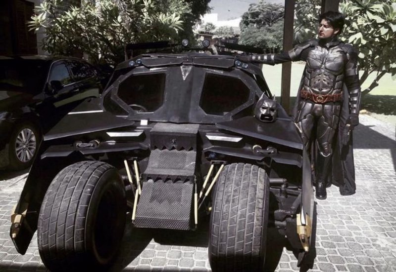 Парень из Пакистана сделал реплику машины Бэтмена из старых частей