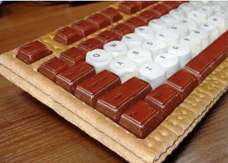 21. Вы могли подумать, что вот это-то точно нельзя скушать, а это раз, и съедобная клавиатура из печенья, шоколада и зефирок