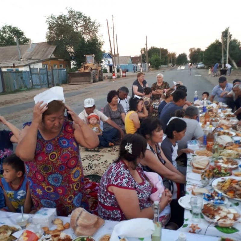 Актоберфест: в Казахстане дружные соседи устроили пир посреди улицы