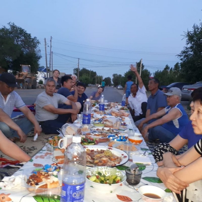 Актоберфест: в Казахстане дружные соседи устроили пир посреди улицы