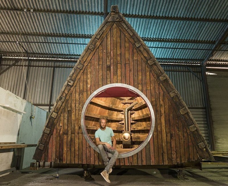 Волшебный сарай Барнаби Дэрсли, построенный из носа рыболовного траулера 1945 года