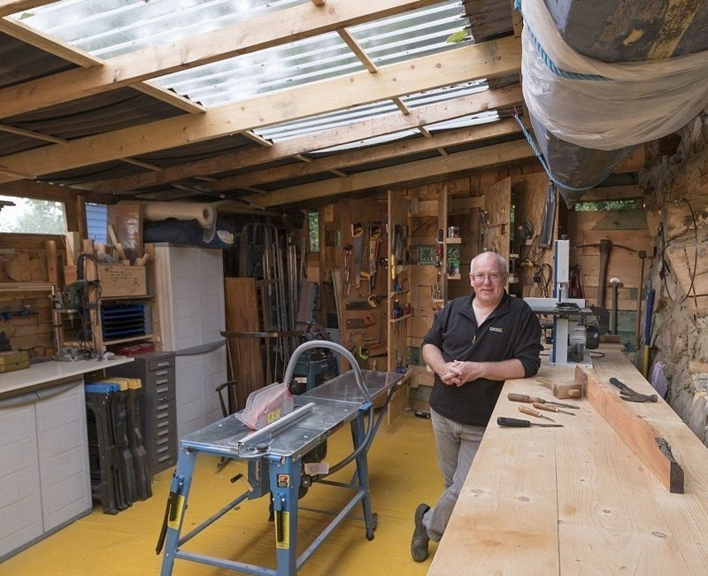 Марка Хамфи построил мастерскую из строительных остатков
