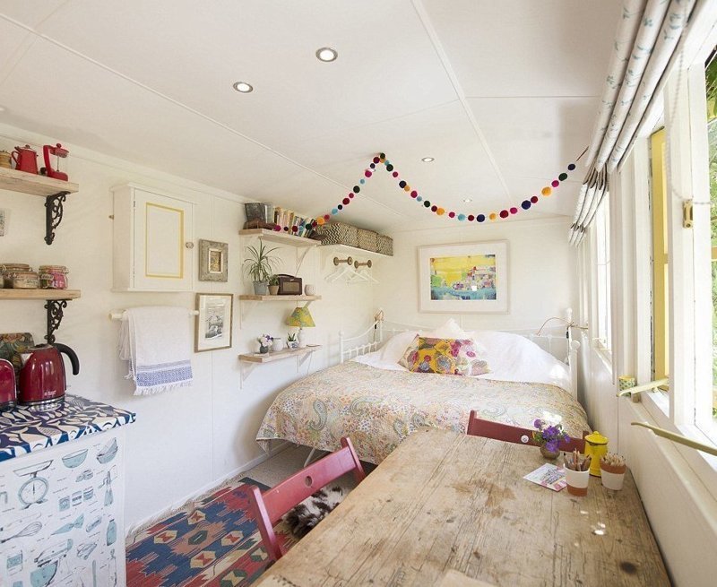"The Shed and Breakfast" можно снять на Airbnb: кровать king-size, маленькая кухонька и вид на сад