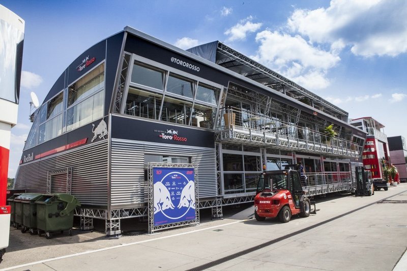 А вот у команд Red Bull и Toro Rosso гостевые зоны построены сразу для обеих команд, и это не удивительно: ведь владелец у команд один и тот же.