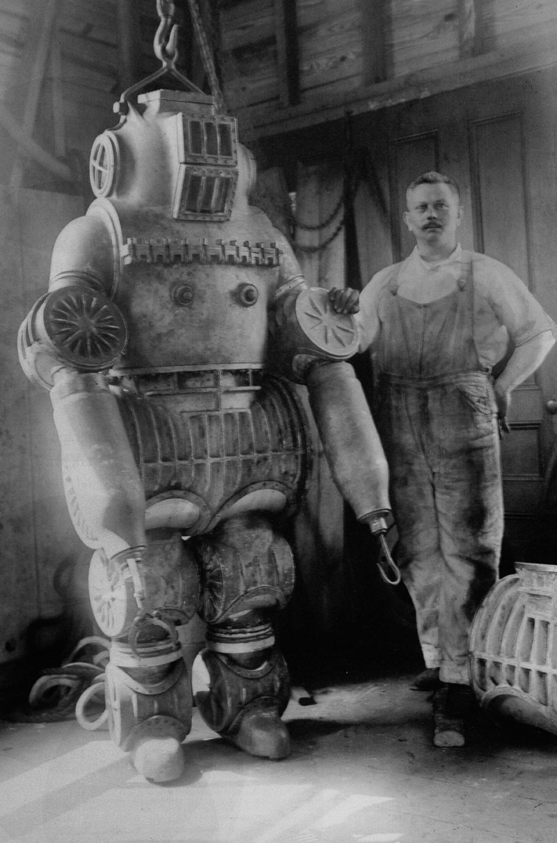2. А это водолазный костюм образца 1882 года, он весил более 300 кг  