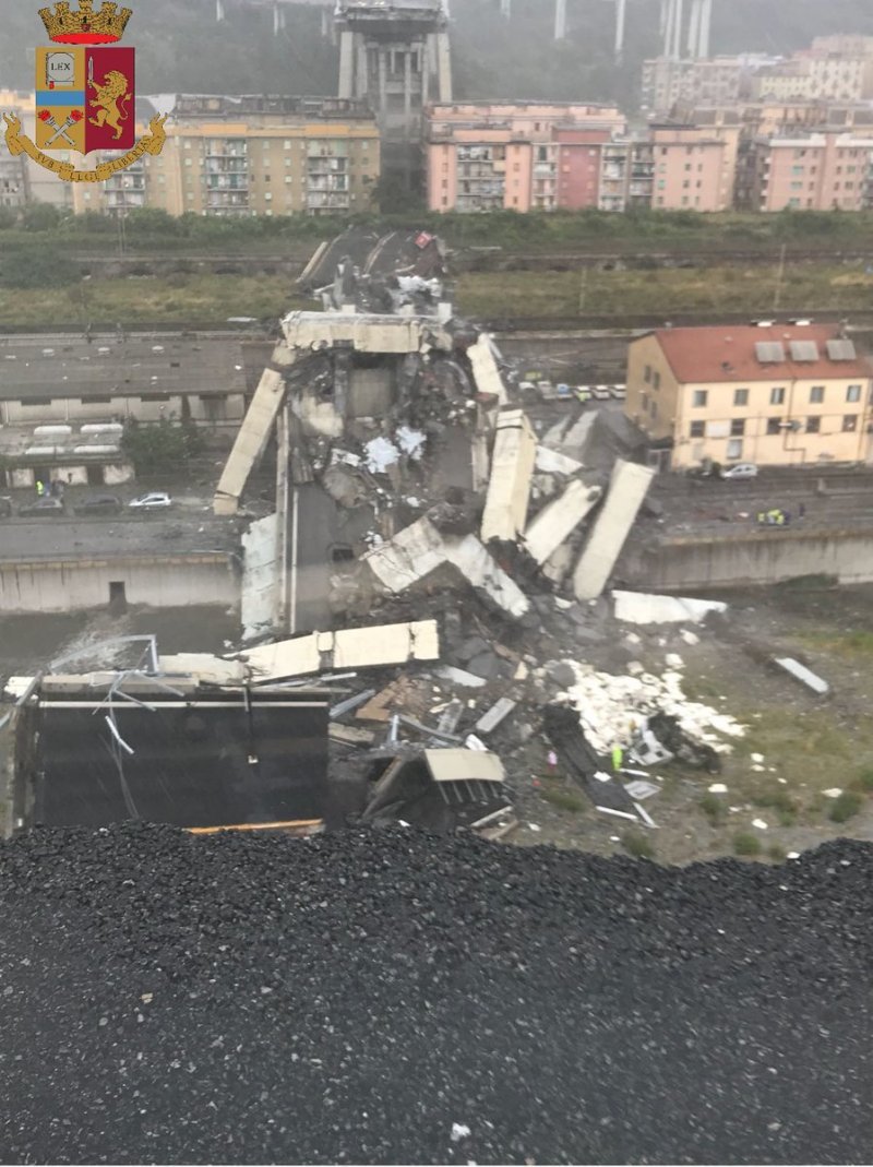 Автомобильный мост рухнул в итальянской Генуе