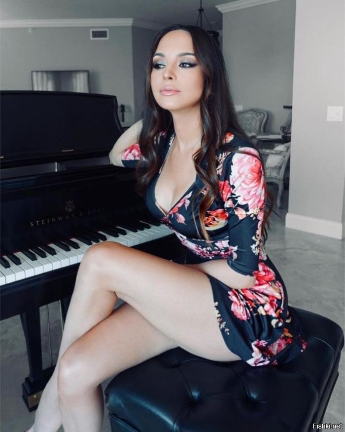 Она ещё и на пианине играть может 