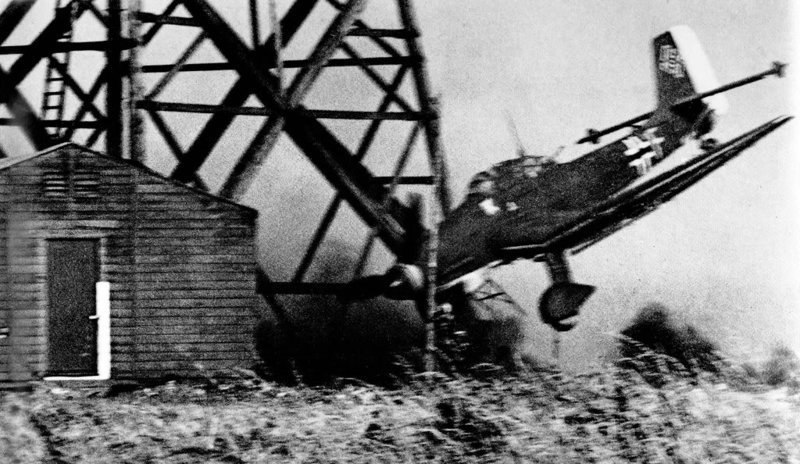 Редкий кадр! Гибель пикирующего бомбардировщика Ju-87