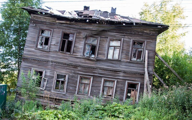 Наклонившийся деревянный дом в Архангельске
