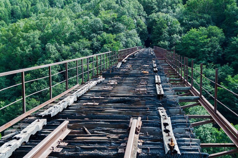 Разрушенный железнодорожный мост на Сахалине