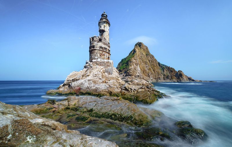 Заброшенный японский маяк на скале на юге острова Сахалин