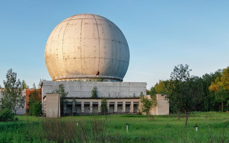 Огромный купол антенны радиолокационной станции, некогда часть системы противоракетной обороны в Наро-Фоминске