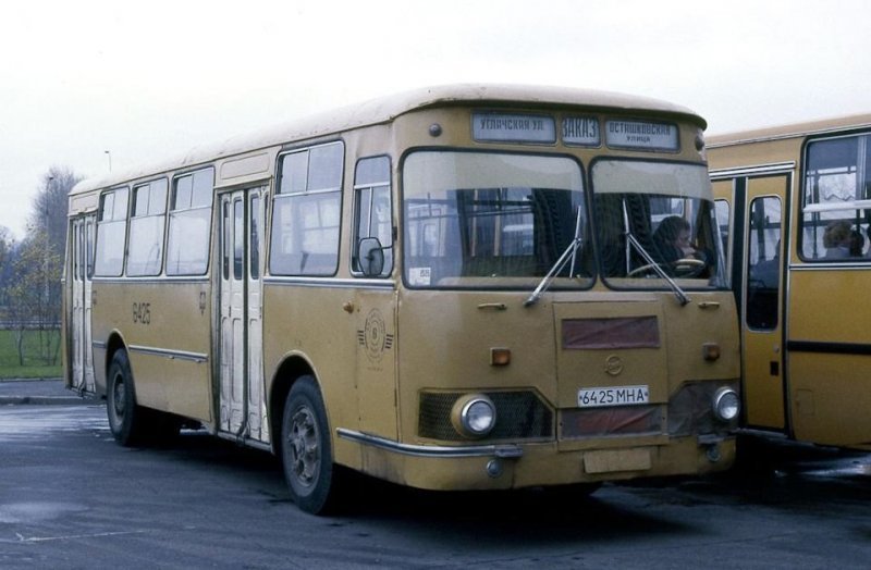 Старый добрый ЛиАЗ-677М в Лужниках, 1988 год. Эта машина оставила в наших головах пожалуй самые теплые воспоминания.
