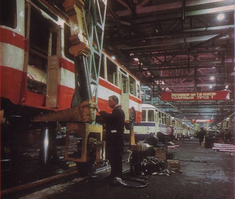 А это уже сборочный конвейер Ликинского автобусного завода. 1975 год.