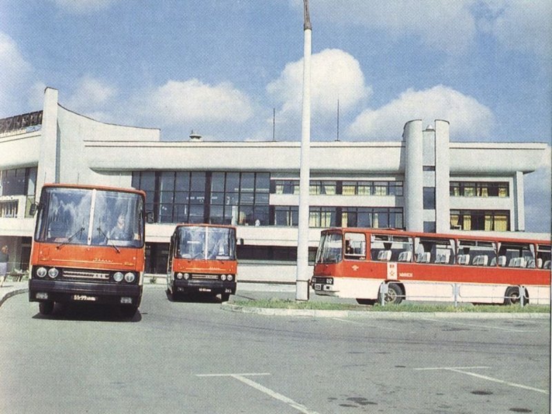 Легендарные автобусы "Икарус" на восточном автовокзале в Минске.