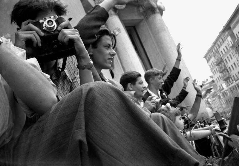 "Фотографы-энтузиасты на балконе" (1957 год)