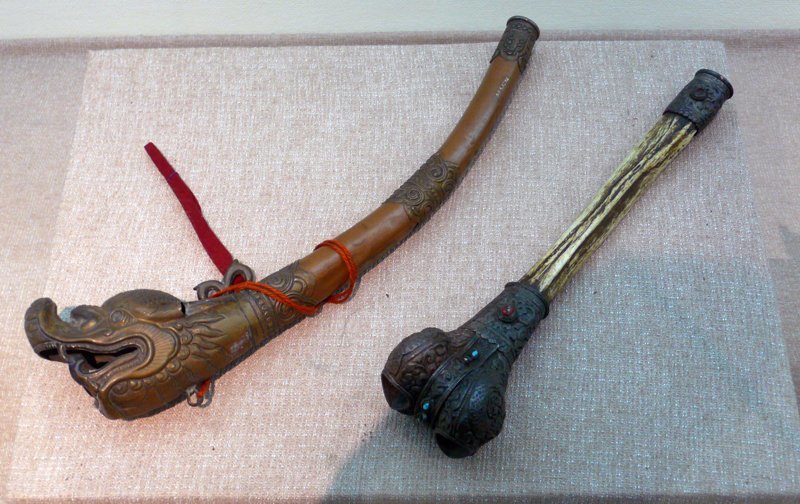 Ганлин — ритуальная тибетская флейта. Изготавливался обычно из бедренной или большеберцовой кости человека, зачастую оправляемой в металл