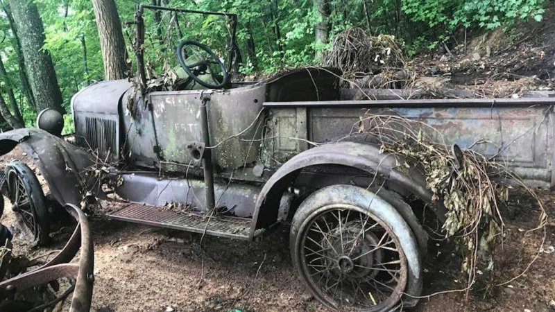 Десять довоенных автомобилей нашли при сносе здания