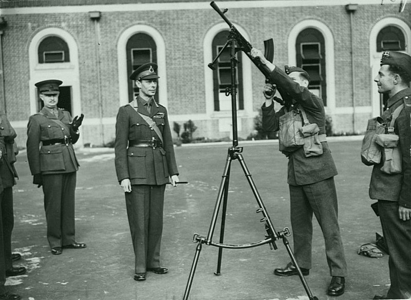 25. Британский солдат показывает королю Великобритании Георгу VI зенитный вариант пулемета Bren