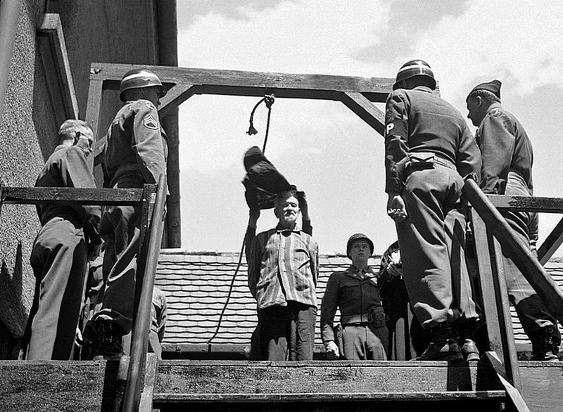 52. Американцы вешают доктора-смерть из концлагеря Дахау Клауса Карла Шиллинга, Ландсберг, Германия 28 мая 1946.