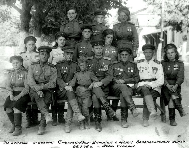 67. Групповой снимок советских воинов. Румыния, июль 1945.