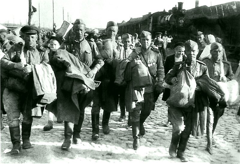 72. Демобилизованные бойцы 4-й ударной армии на Варшавском вокзале Ленинграда.