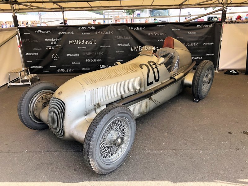 В Гудвуде не бывает скучно. Здесь можно увидеть уникальные гоночные машины прошлых лет таких как например реплика того самого гоночного Mercedes-Benz W25, с которого пошла легенда Silver Arrows…