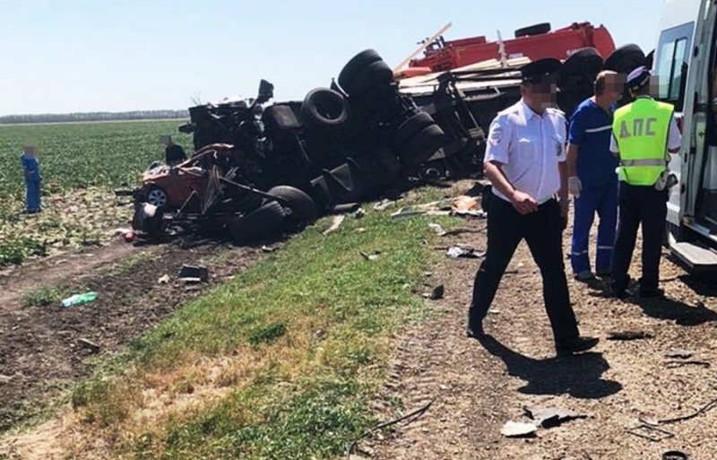 Авария дня. ДТП с участием 4 грузовиков и 2 легковушек в Краснодарском крае