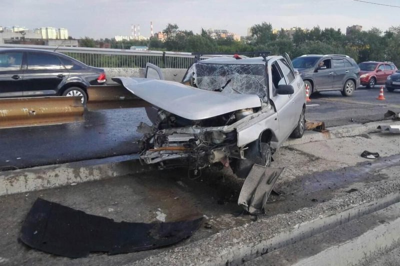 Отбойник проткнул автомобиль насквозь: смертельное ДТП в Тюмени