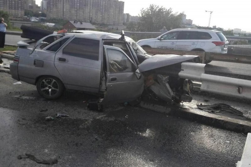 Отбойник проткнул автомобиль насквозь: смертельное ДТП в Тюмени