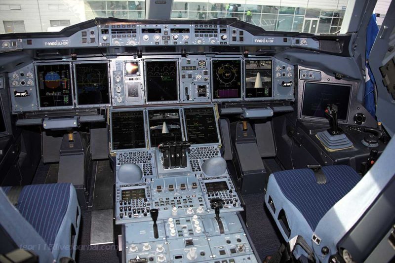 Самолет А380 отличает удобная просторная кабина пилотов. Как и в случае с другими современными авиалайнерами, создатели пошли по пути оснащения самолета «стеклянной кабиной» с крупными электронными дисплеями.