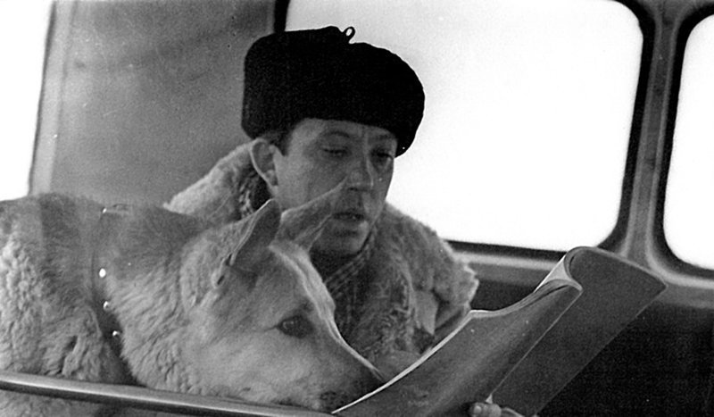Юрий Никулин и овчарка Дейк во время съёмок фильма «Ко мне, Мухтар!», 1964 год