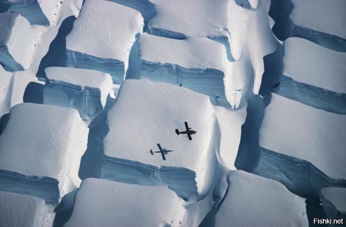 Ледник в Антарктиде, движущийся в двух направлениях одновременно