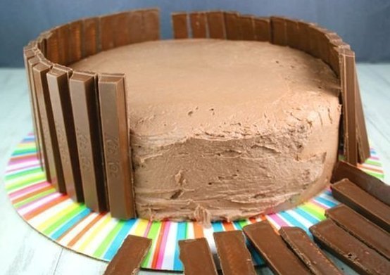 Двухъярусный торт из киндер шоколада своими руками.