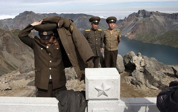 Военные на смотровой площадке неподалеку от границы КНДР и Китая 