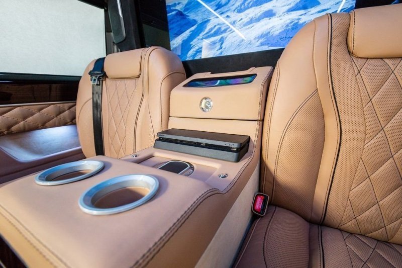 Mercedes V-Class превратили в роскошный микроавтобус Maybach