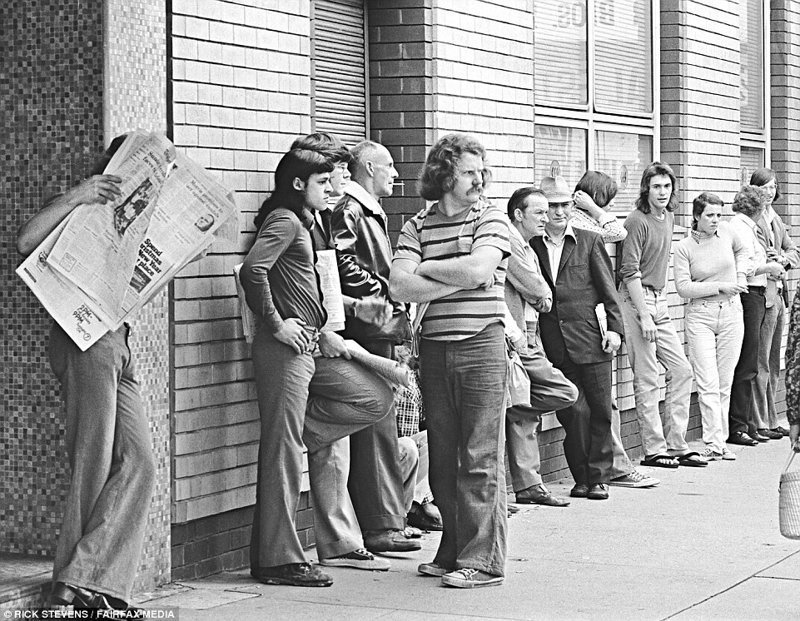 Мужчины 70-х стоят в очереди в службу по трудоустройству в Сиднее, 1974 год
